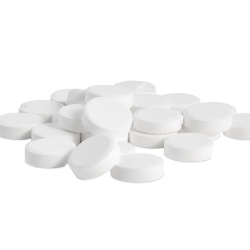 Таблетки Дезон Хлора показаны рассыпанными на белом фоне.