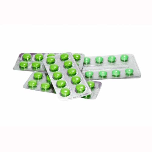 отображены зеленые таблетки в блистере лежащие на белом фоне в беспорядочном виде 4 пластины.
