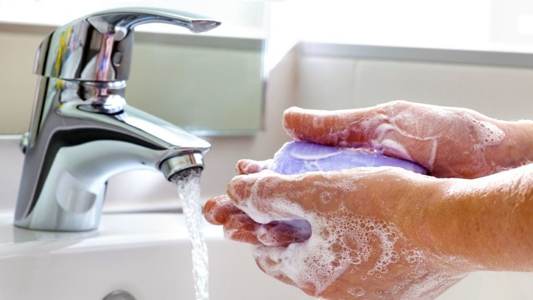 Должны ли врачи Скорой помощи мыть руки на вызовах?
