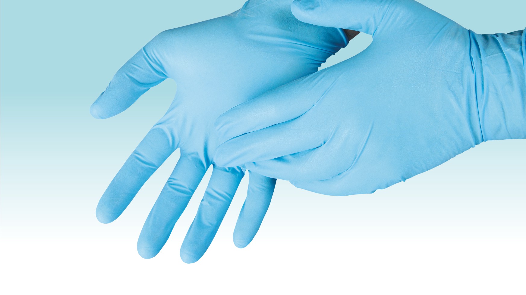 Стоматологические стерильные перчатки с полимерным покрытием синего цвета демонстрируются надетыми на руки
