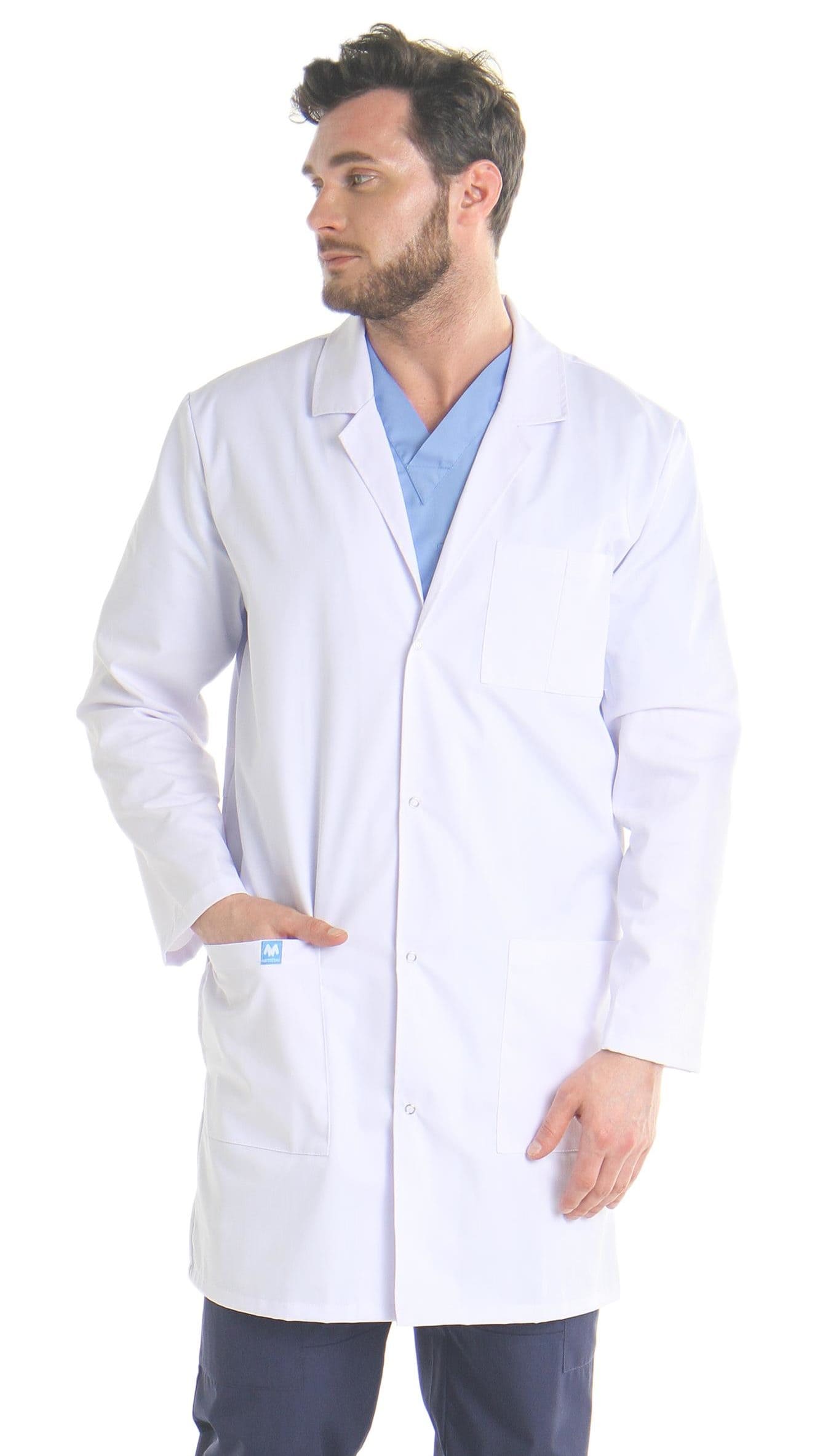 Халаты медицинские мужские надеть на мужчину который держит правую руку в кармане, левая лежит вдоль туловища, голова повернута вправо