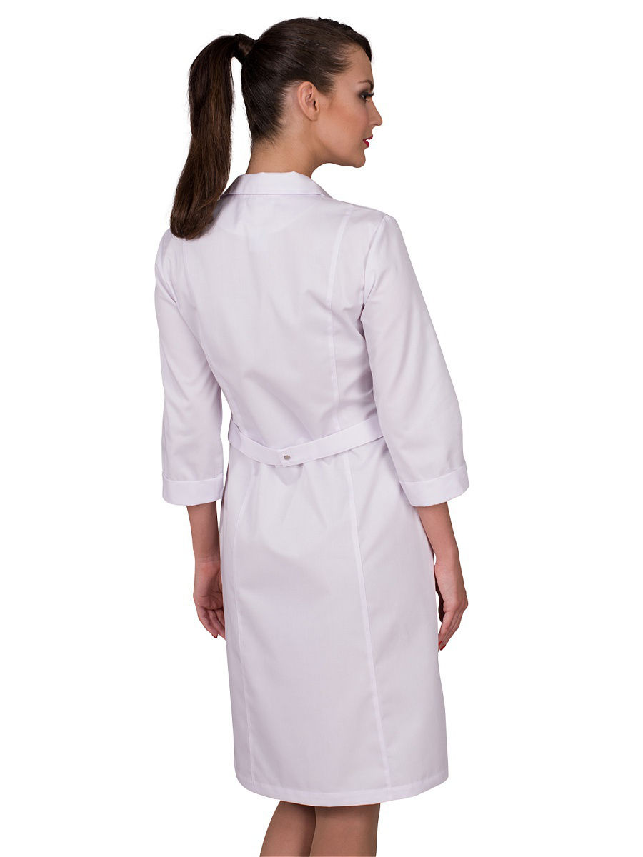 Халаты белые для мед сотрудников демонстрирует женщина вид сзади, руки лежат вдоль тела.
