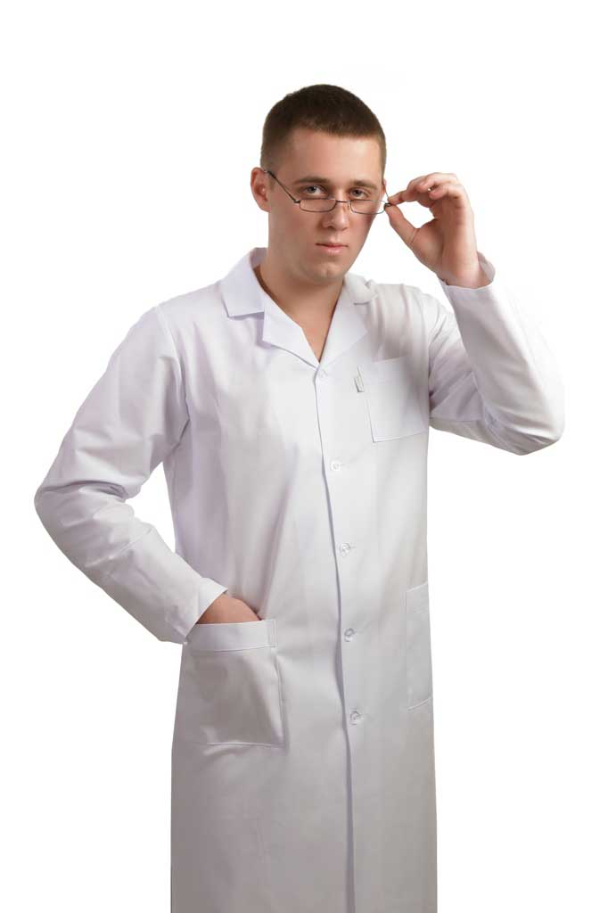 Халат белый из хлопка демонстрирует мужчина стоя, правая рука находится в кармане, левой рукой придерживает очки