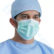 Маски медицинские защитные демонстрирует мужская модель в синем костюме