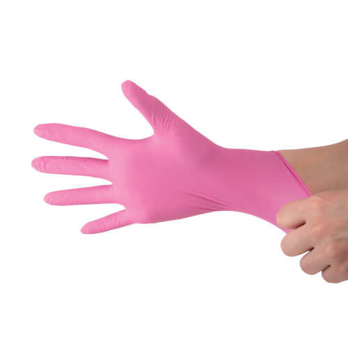 Смотровые перчатки из нитрила розового цвета демонстрируется надетой на правую руку.