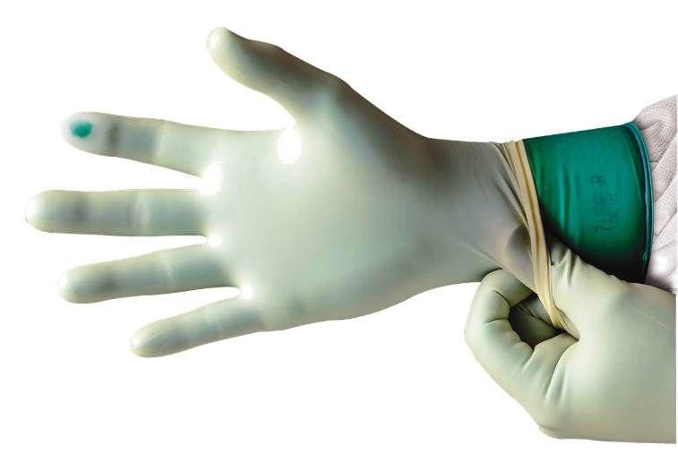 Хирургические синтетические перчатки с индикацией прокола.