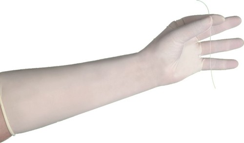 Гинекологические перчатки демонстрируются на руке