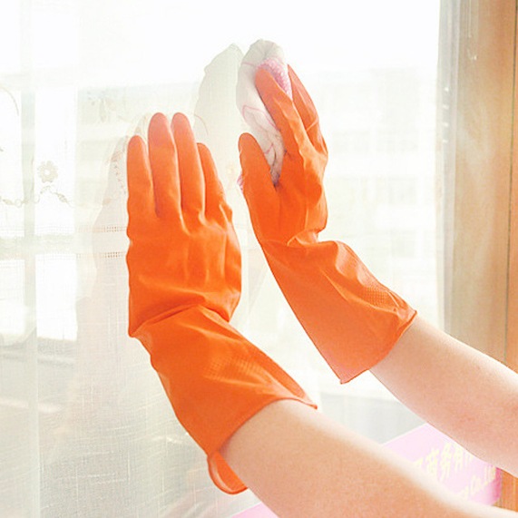 мытье стекла в латексных хозяйственных перчатках