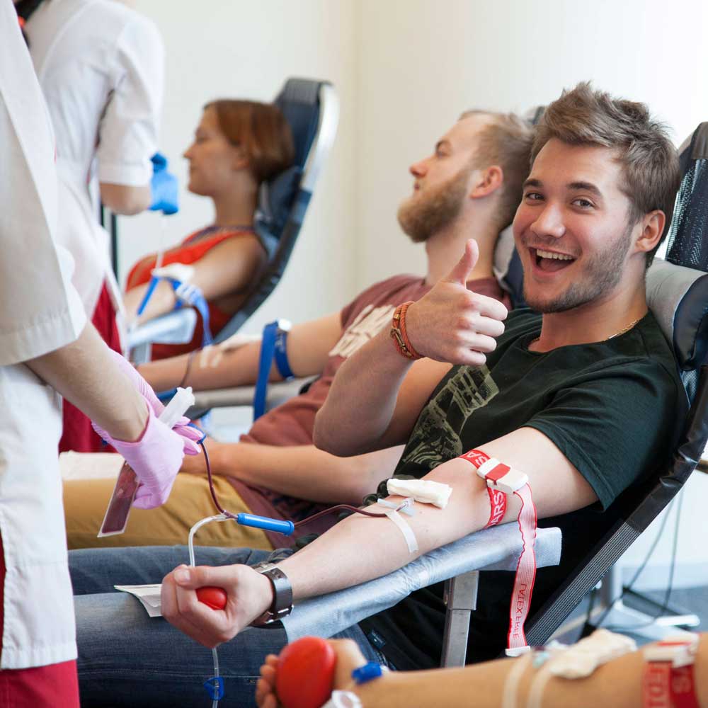 Доноры крови на процедуре сдачи