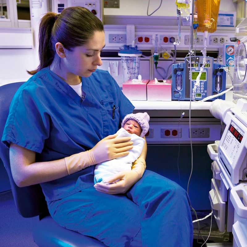 Одежда и пеленки для новорожденных в неонатальном отделении