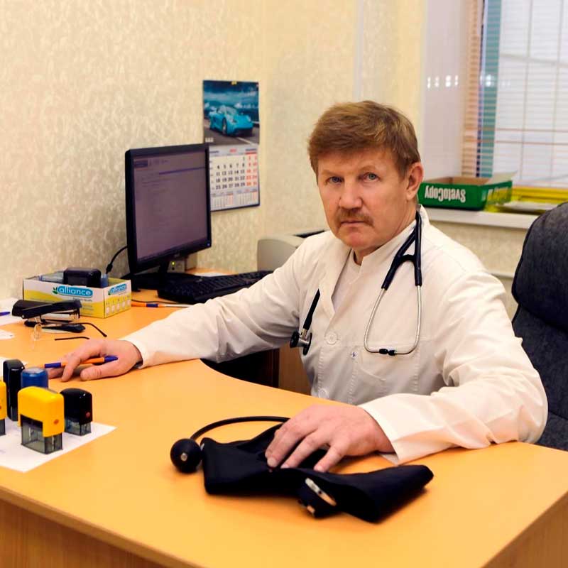 Доктор со стетоскопом и тонометром