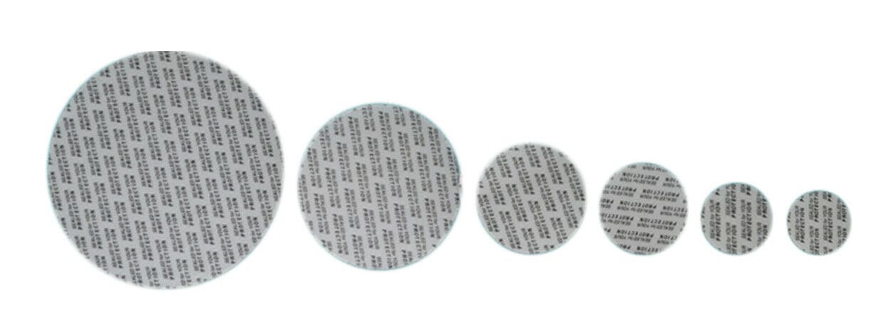 Защитная самоклеящаяся мембрана для банок с логотипом, показана в виде разных размеров равно удаленных друг от друга.